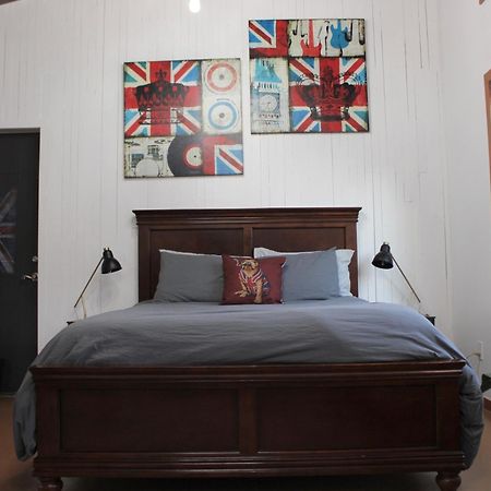 Private Bright Modern Studio! Queen Bed ! 維多利亞 外观 照片