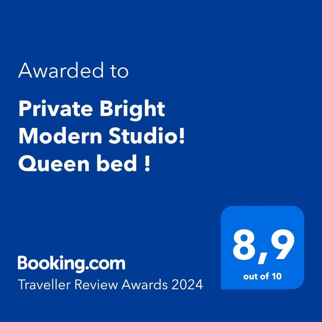 Private Bright Modern Studio! Queen Bed ! 維多利亞 外观 照片