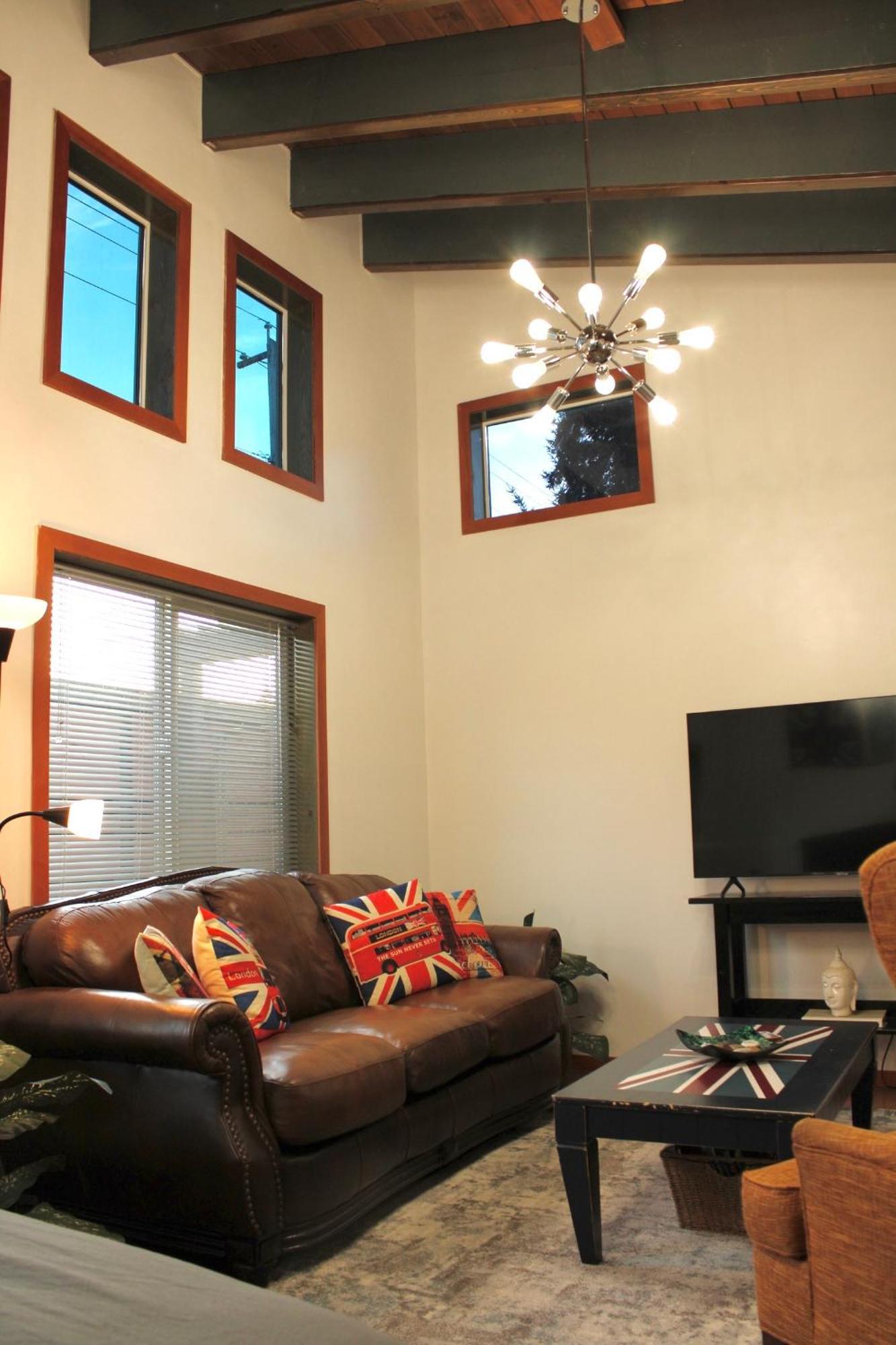 Private Bright Modern Studio! Queen Bed ! 維多利亞 外观 照片