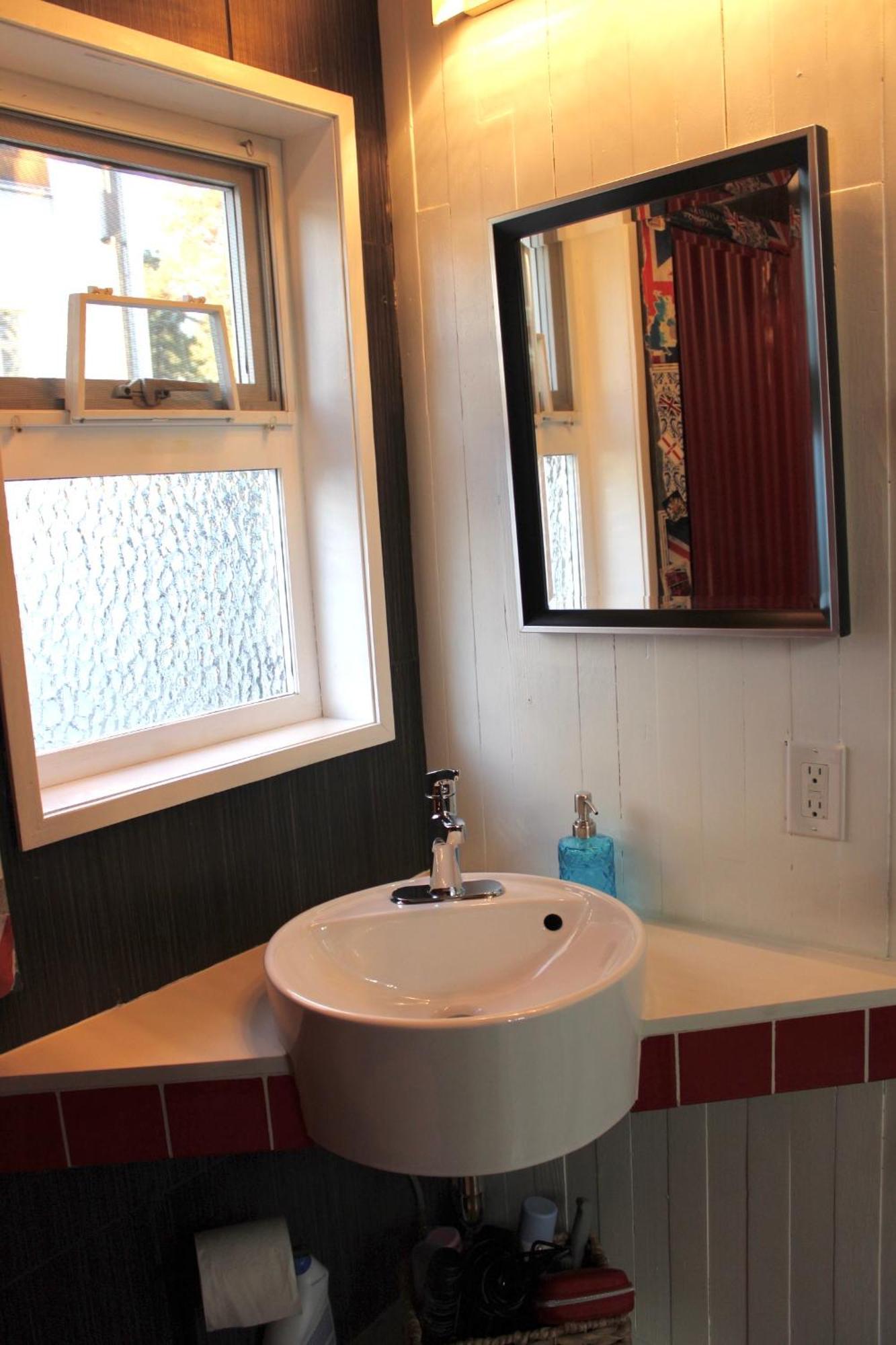 Private Bright Modern Studio! Queen Bed ! 維多利亞 外观 照片