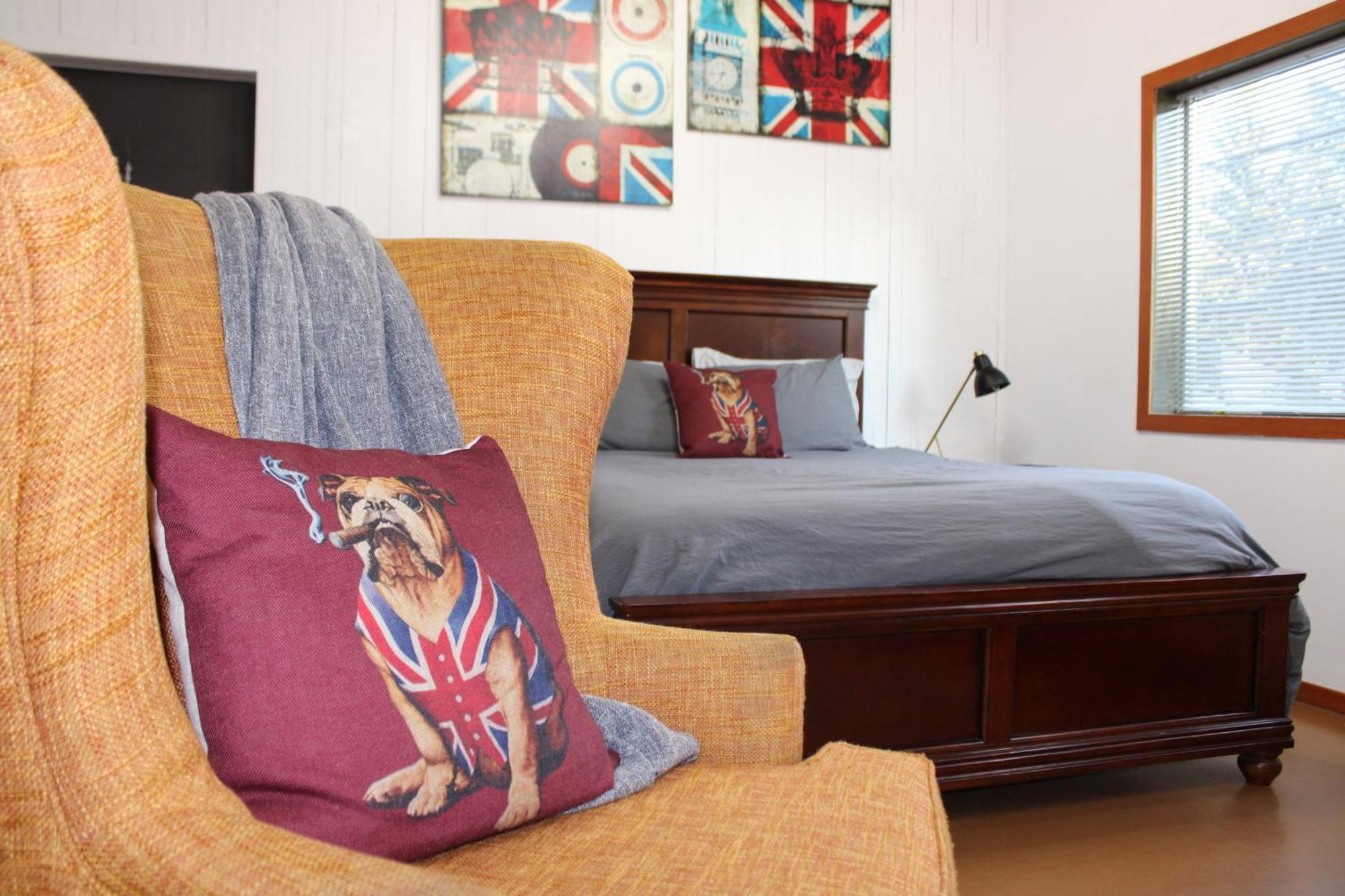 Private Bright Modern Studio! Queen Bed ! 維多利亞 外观 照片