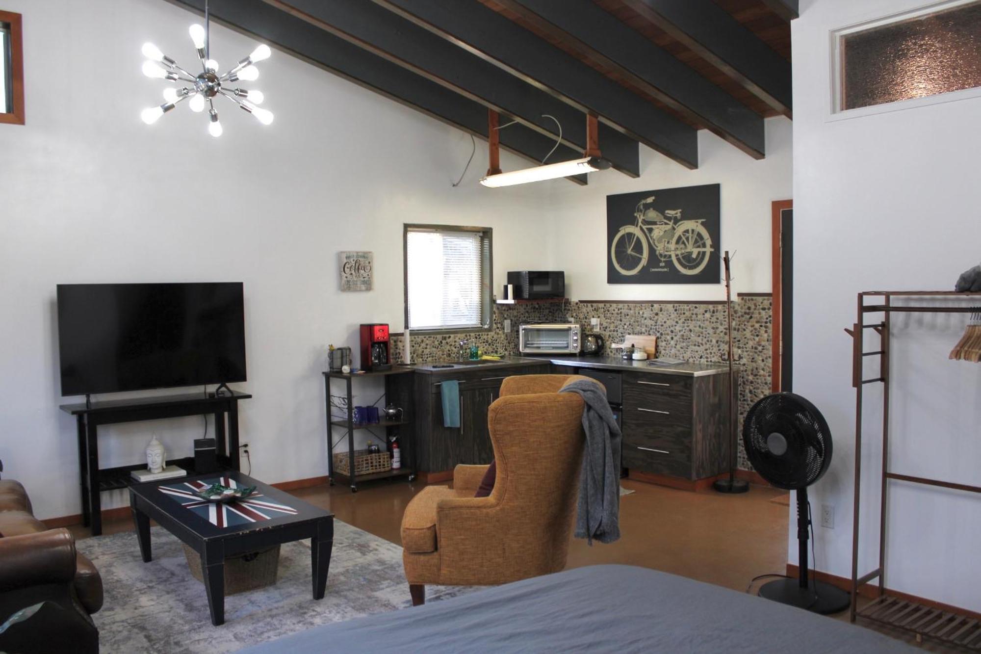 Private Bright Modern Studio! Queen Bed ! 維多利亞 外观 照片
