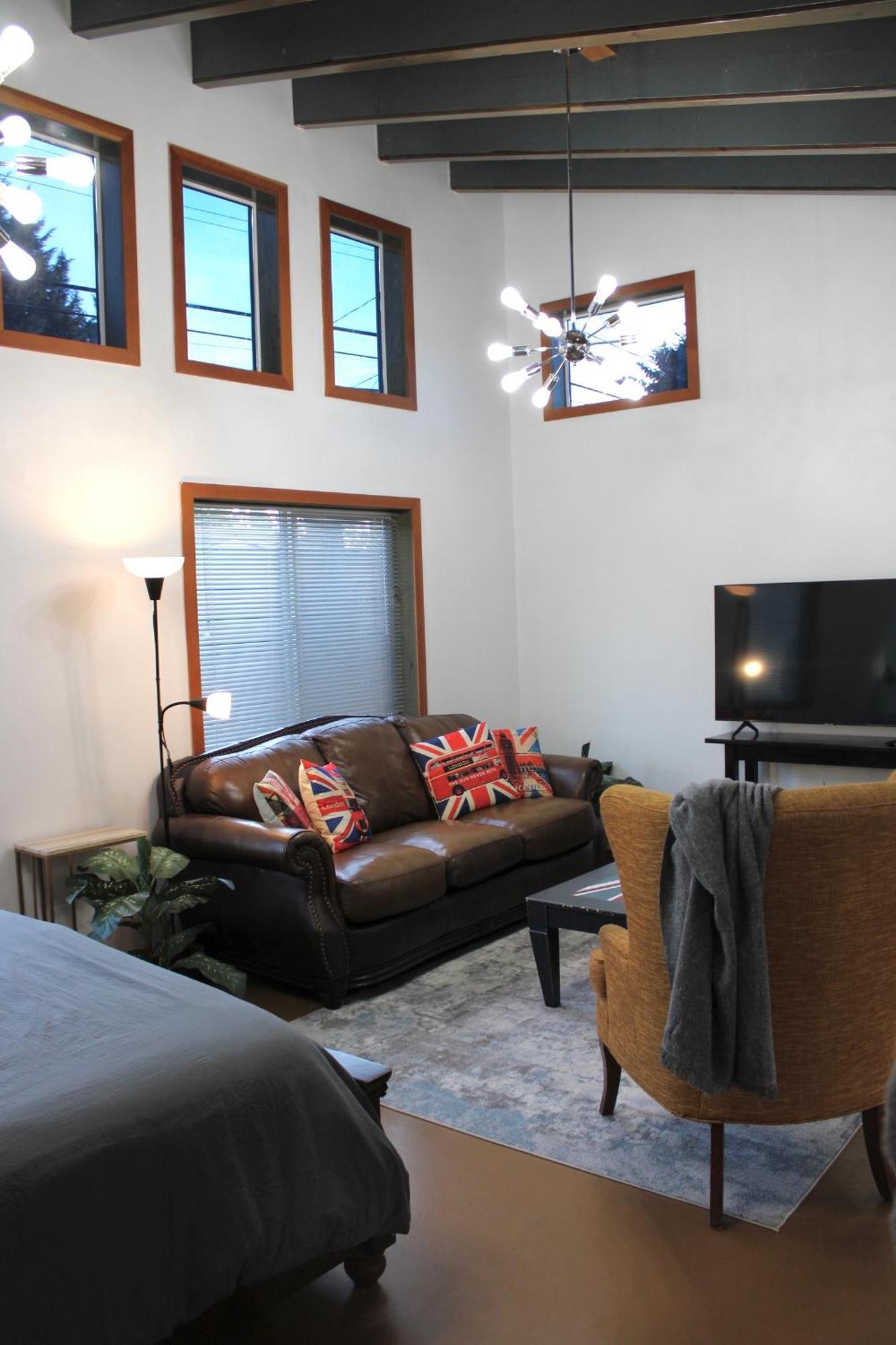Private Bright Modern Studio! Queen Bed ! 維多利亞 外观 照片