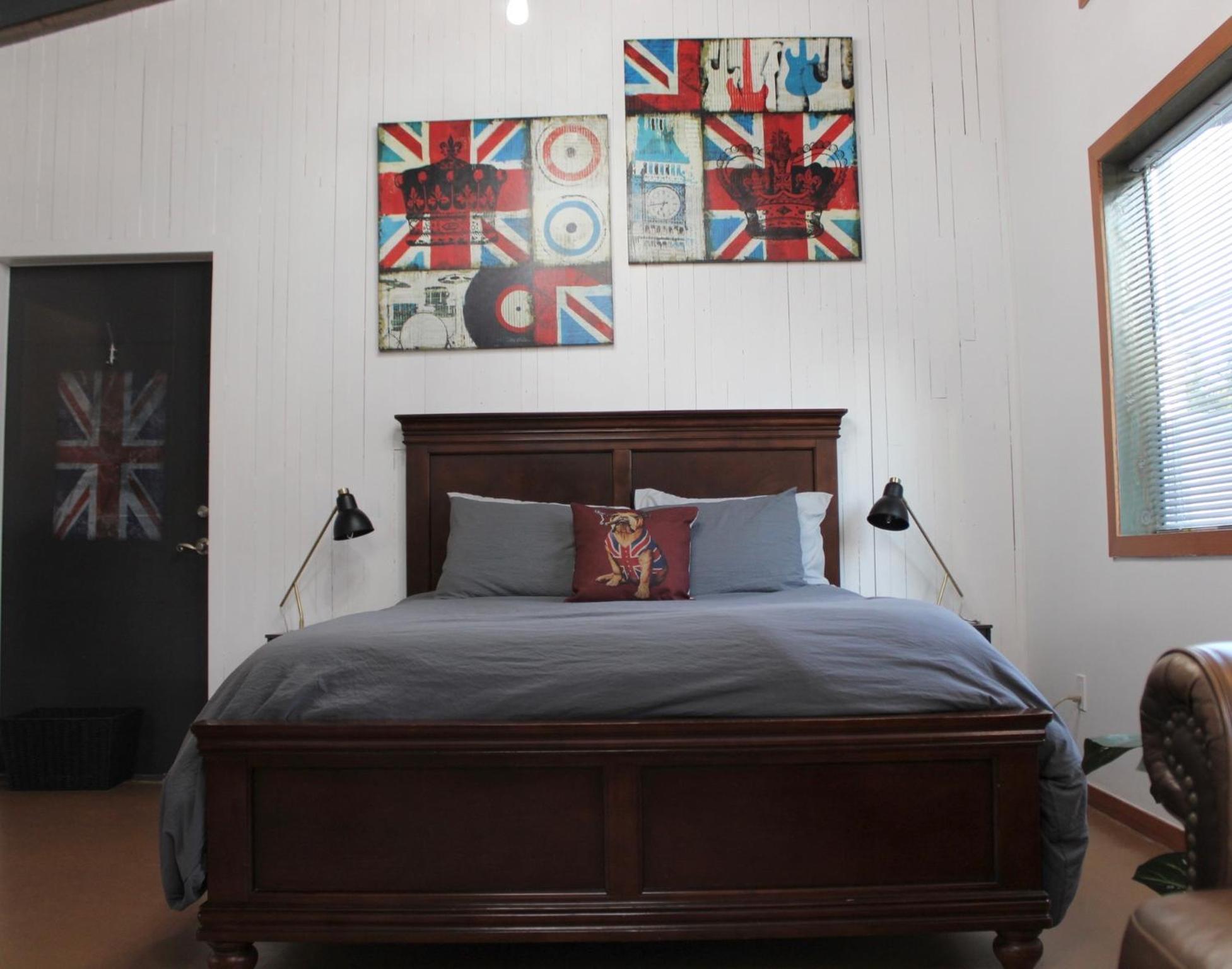 Private Bright Modern Studio! Queen Bed ! 維多利亞 外观 照片