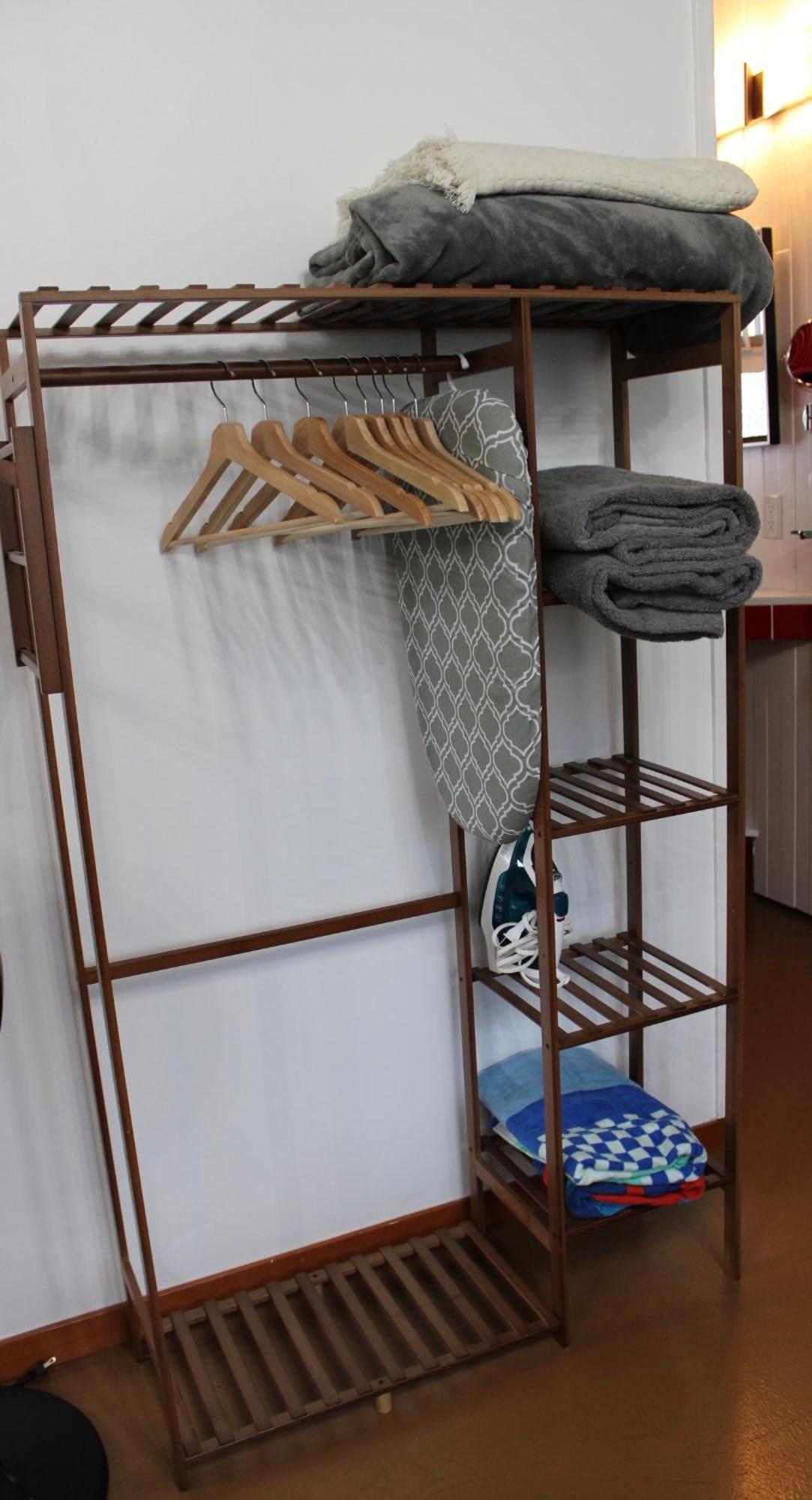 Private Bright Modern Studio! Queen Bed ! 維多利亞 外观 照片