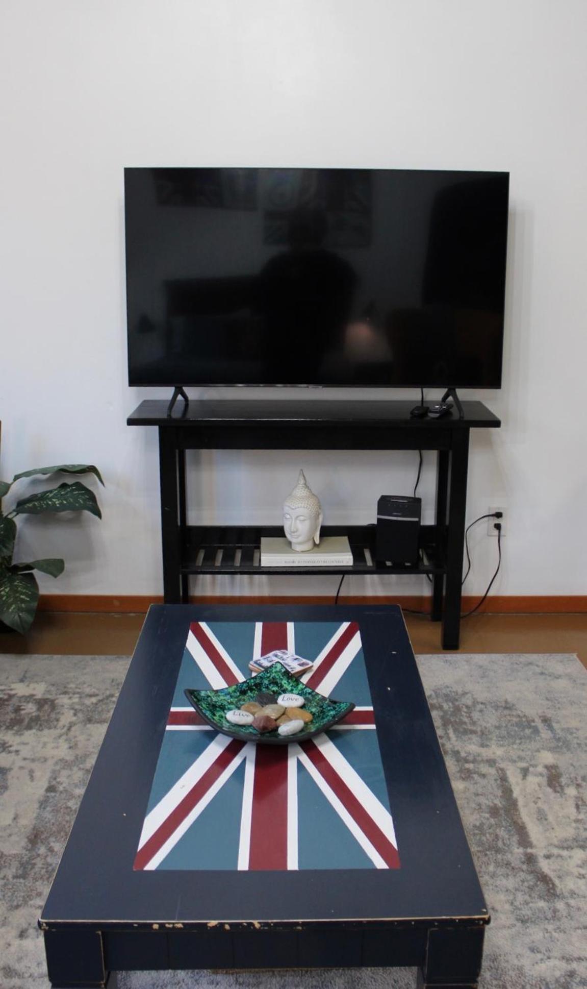 Private Bright Modern Studio! Queen Bed ! 維多利亞 外观 照片