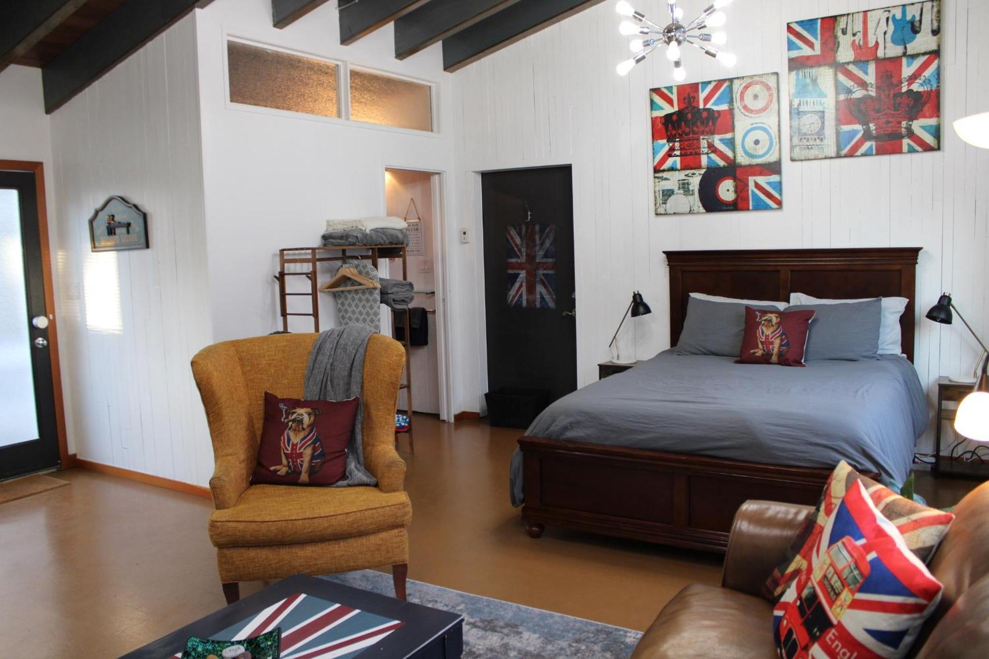 Private Bright Modern Studio! Queen Bed ! 維多利亞 外观 照片