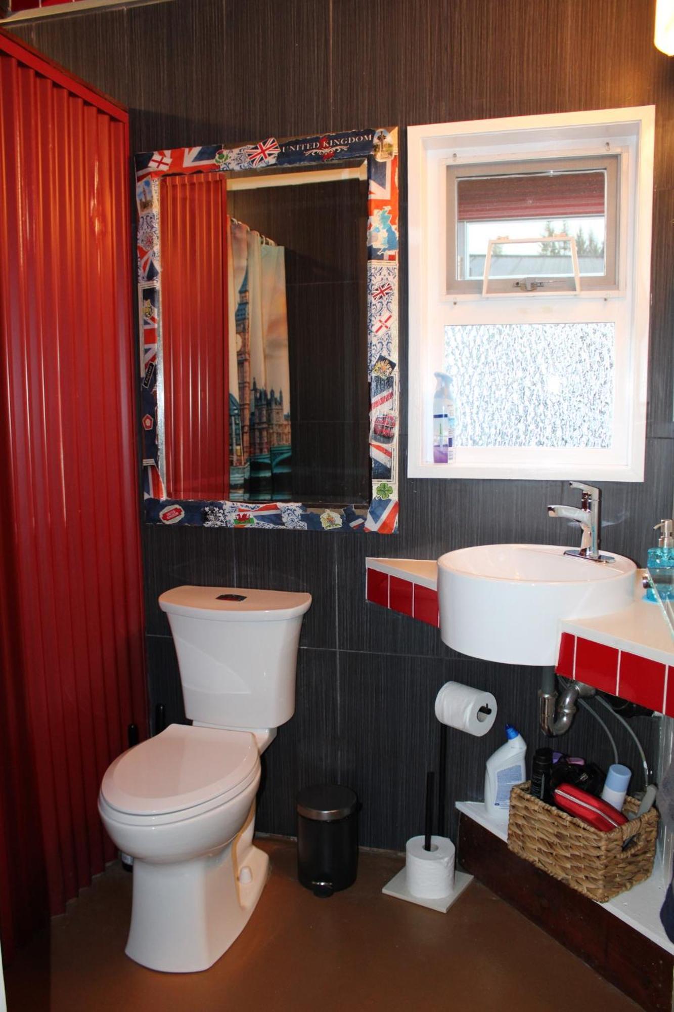 Private Bright Modern Studio! Queen Bed ! 維多利亞 外观 照片