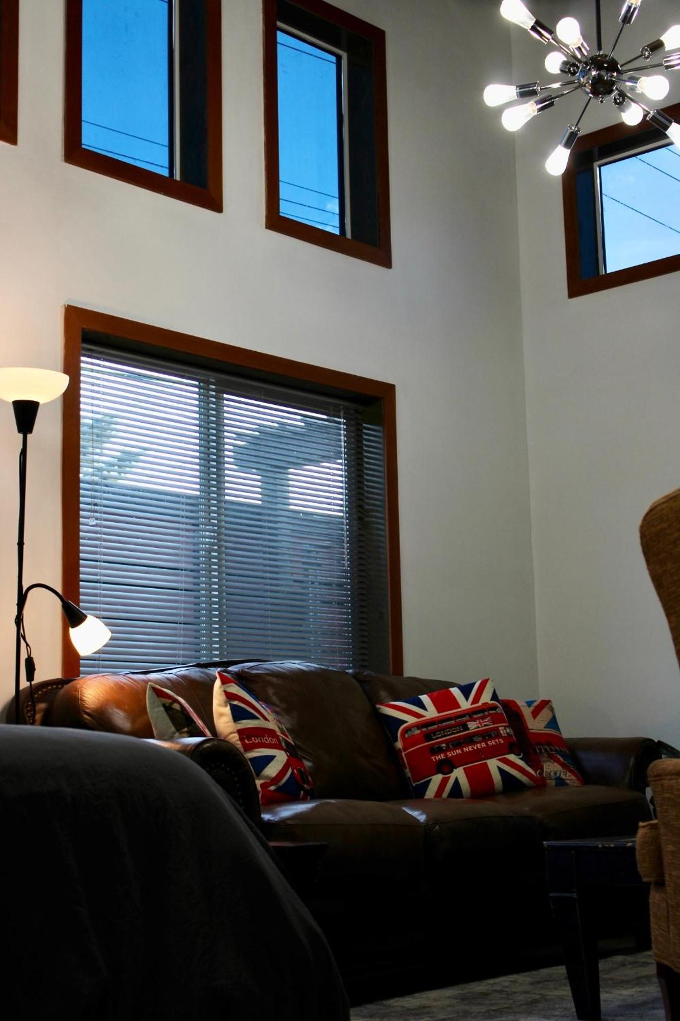 Private Bright Modern Studio! Queen Bed ! 維多利亞 外观 照片